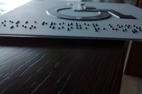 Braille y señalética accesible